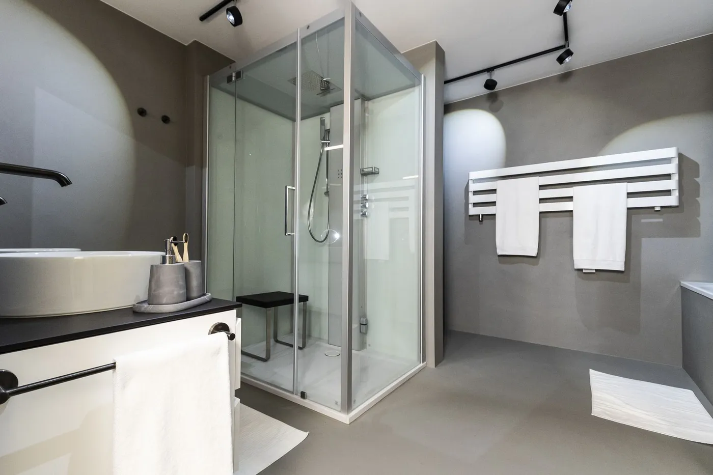 Fugenloses Bad mit Dusche