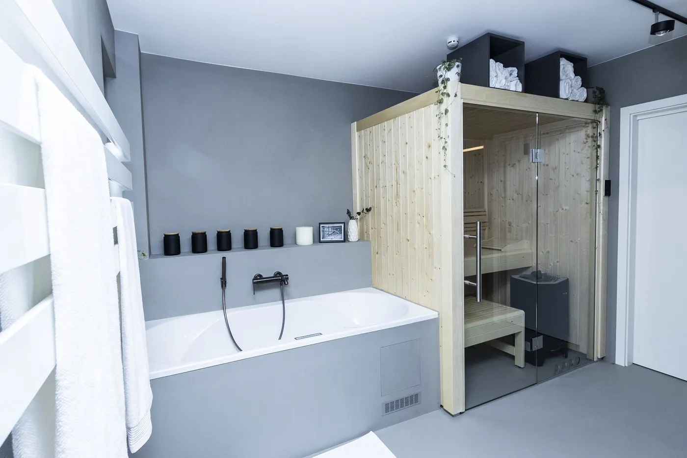 Fugenloses Bad mit Wanne und Sauna