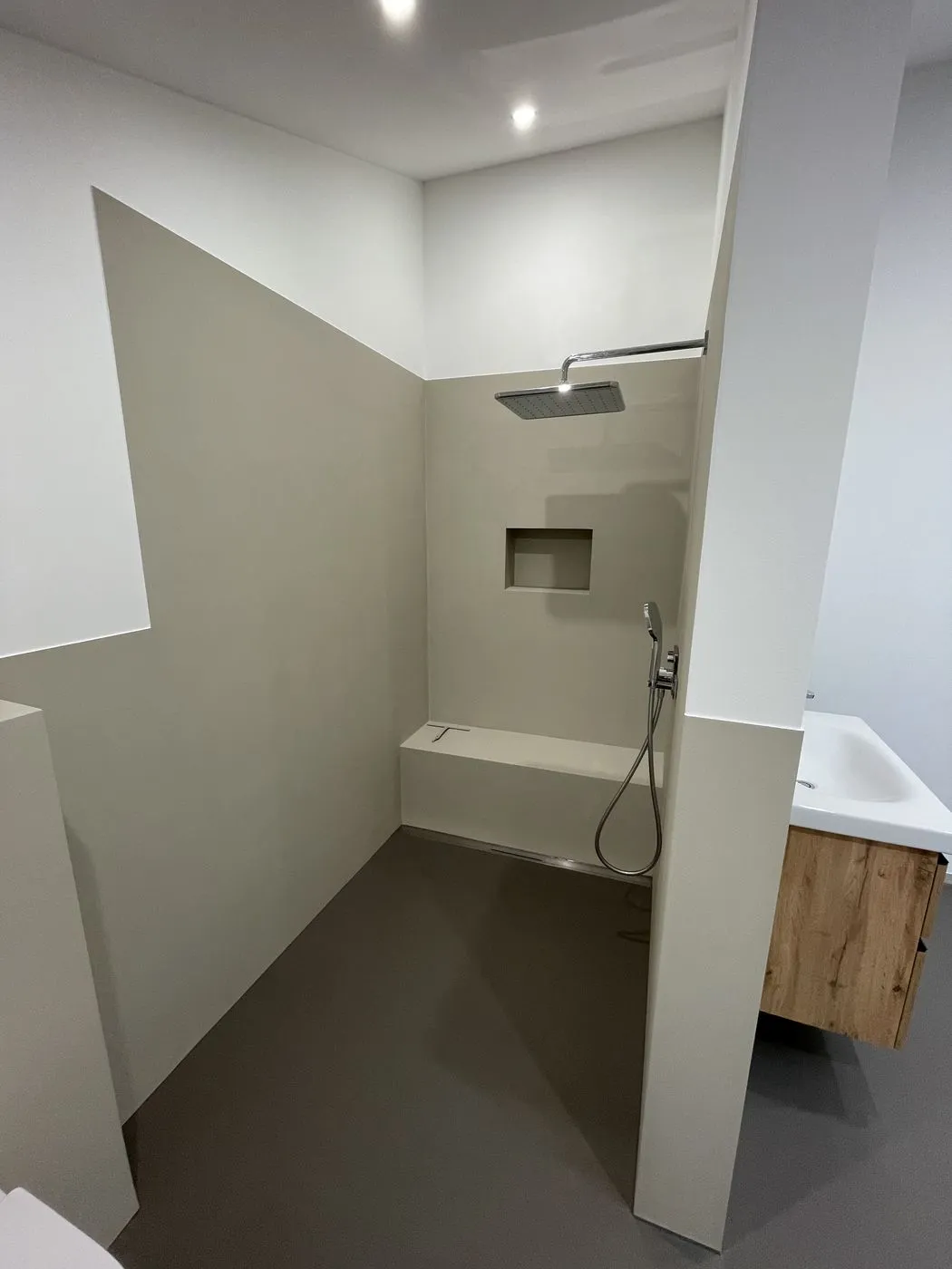 Fugenlose Dusche mit Sitzbank