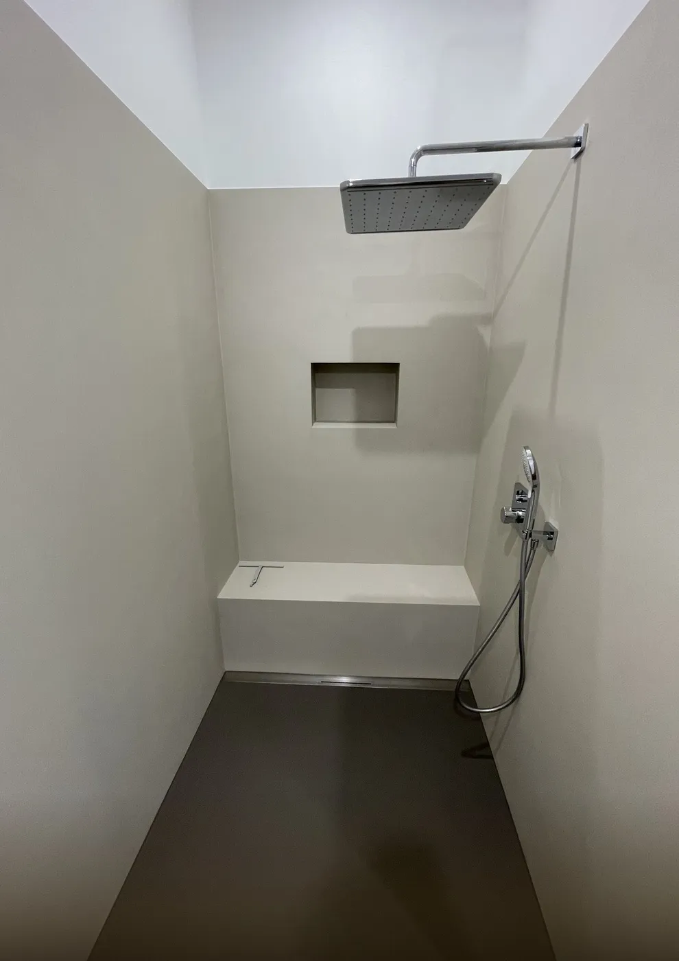 Fugenlose Dusche mit Sitzbank und Nische