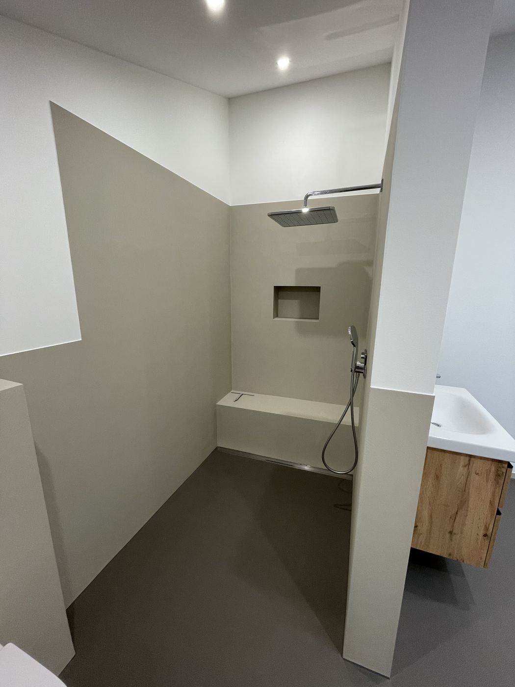 Fugenlose Dusche mit Sitzbank, heller Sandton